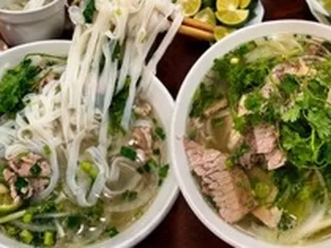 Ăn phở suốt cả tuần không biết chán, cô gái Trung Quốc vẫn "tấm tắc khó hiểu", đến khúc vắt chanh thì netizen đồng loạt vào "nhắc nhẹ"