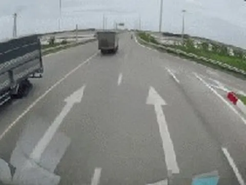 Thông tin bất ngờ về tài xế tài chạy taxi húc đuôi xe tải rồi cùng lao xuống ruộng
