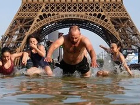 Chưa bao giờ nóng đến vậy: Châu Âu đang quay cuồng vì nắng nóng lịch sử trên 40 độ C, nhiều quốc gia phát báo động đỏ, số người tử vong ngày càng tăng
