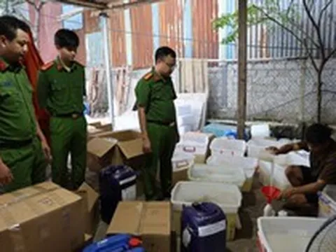 Cận cảnh xưởng sản xuất sữa tắm, dầu gội giả tại Ninh Bình, thu giữ gần 30.000 sản phẩm: Khởi tố Phạm Thị Thảo SN 1993 và Lương Văn Khải SN 2007