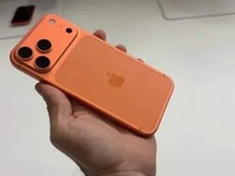 Một chiếc iPhone 17 Pro Max màu Cam Vũ Trụ bị "chôn" 250 năm