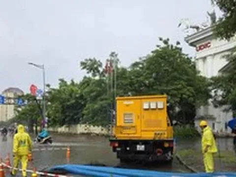 Mưa lớn từ sáng sớm, nhiều tuyến phố Hà Nội ngập cục bộ