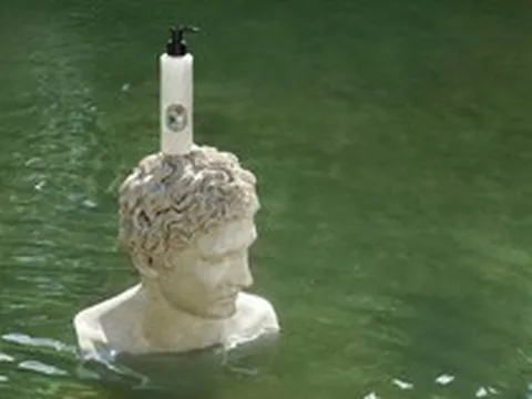 Thương hiệu nước hoa hơn 60 năm tuổi gây ấn tượng khi mang cả mùa hè Địa Trung Hải vào những tạo tác hương thơm