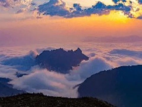 Ít người biết đỉnh núi cao thứ 5 Việt Nam, là “ cột mốc thiêng liêng đẹp nhất biên cương” ở độ cao trên 3.000m, điểm đến "trong mơ" của dân trekking