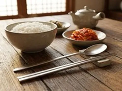 Vì sao người Hàn Quốc thích dùng đũa kim loại dù rất khó gắp?