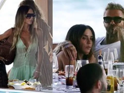 Victoria khoe dáng sexy tuổi 52 trong váy xuyên thấu, tình tứ bên David Beckham giữa kỳ nghỉ xa hoa giá hơn 200 triệu/đêm