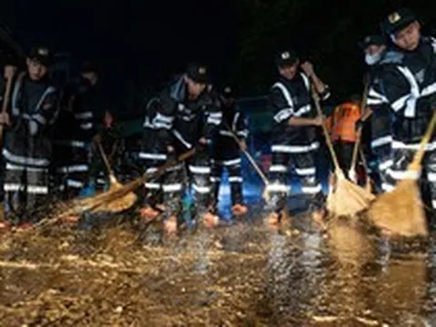 Xuyên đêm dọn chợ sau lũ, giúp tiểu thương Lạng Sơn sớm trở lại buôn bán