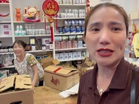 Nữ NSƯT đi làm shipper ở Úc