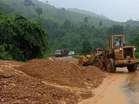 Thông xe 3 vị trí sạt lở nghiêm trọng trên đường Hồ Chí Minh qua Quảng Trị