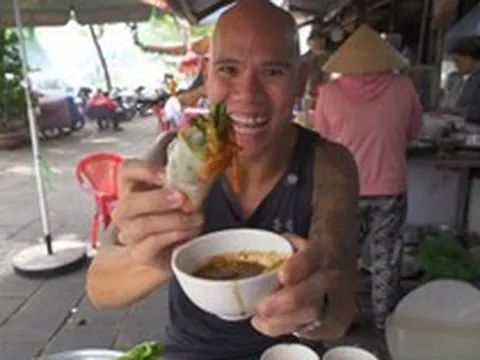 Khách Tây nếm thử món thịt bốc khói tại TP.HCM, ngỡ ngàng vì chén nước chấm đậm màu được pha chế lạ