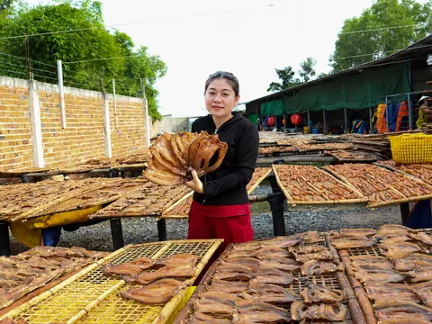 CHỊ NGUYỄN THỊ THỦY TIÊN (1987) TẤT BẬT VÀO MÙA CÁ KHÔ TẾT: ĐƯA ĐẶC SẢN TRUYỀN THỐNG VƯƠN XA NHỜ MẠNG XÃ HỘI
