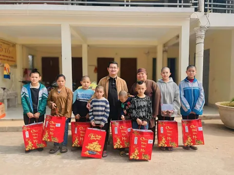 Tấm lòng thiện nguyện của thầy Nguyễn Đình Tuấn: San sẻ yêu thương cùng trẻ em nghèo nơi cửa chùa