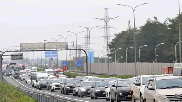 Người dân ùn ùn trở lại Thủ đô trong ngày cuối dịp nghỉ Tết Bính Ngọ