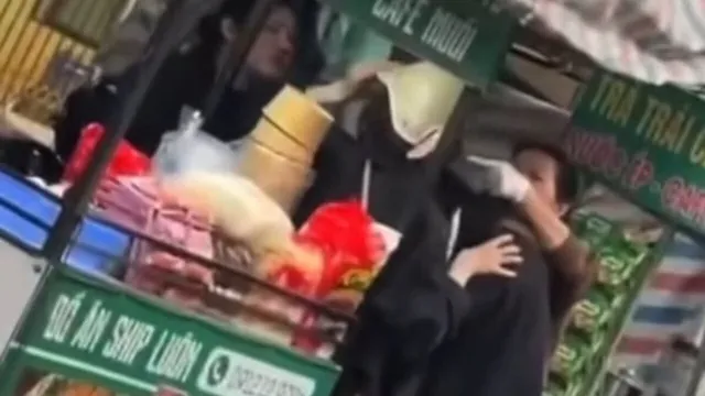 Công an Hà Nội điều tra vụ 2 cô gái tố bị hành hung sau tranh cãi tiền gửi xe