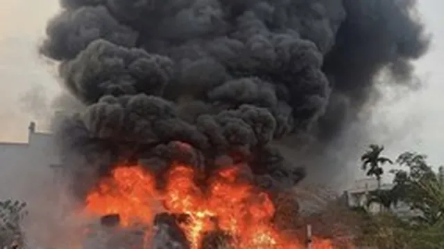 Cháy lớn ở TPHCM, lửa đỏ rực một vùng