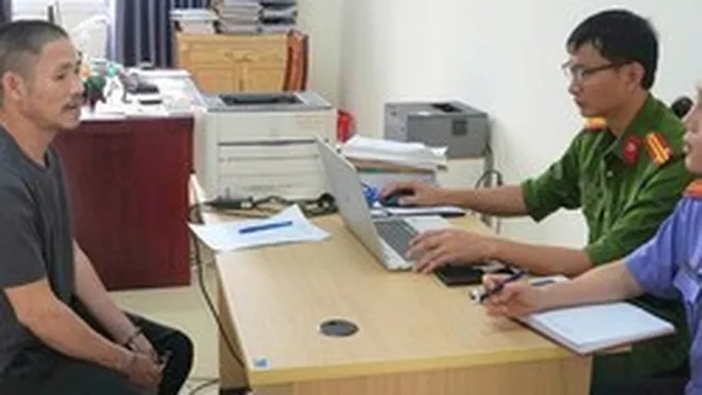 Xin bỏ qua lỗi vi phạm nồng độ cồn không được, mở cốp xe máy lấy búa đánh liên tiếp vào đầu CSGT