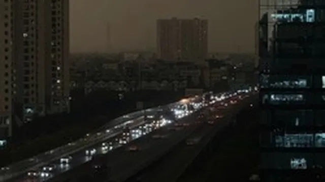 Bầu trời Hà Nội tối sầm lúc 9h, mưa dông bao phủ khắp nơi