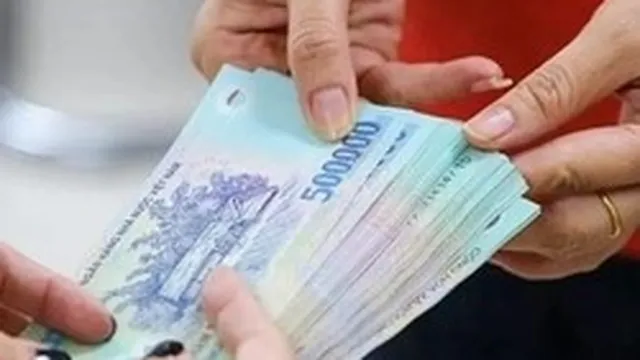 Clip gây sốc: Người đàn ông nằm trên capo ô tô đang chạy giữa phố Hà Nội