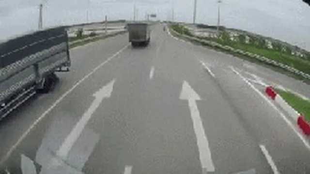 Thông tin bất ngờ về tài xế tài chạy taxi húc đuôi xe tải rồi cùng lao xuống ruộng