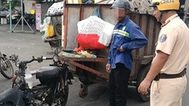 Nhiều xe máy kéo theo thùng chở rác bị CSGT TPHCM xử lý