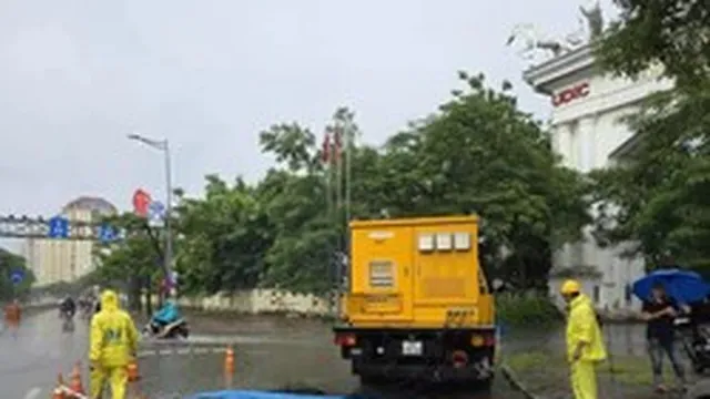 Mưa lớn từ sáng sớm, nhiều tuyến phố Hà Nội ngập cục bộ