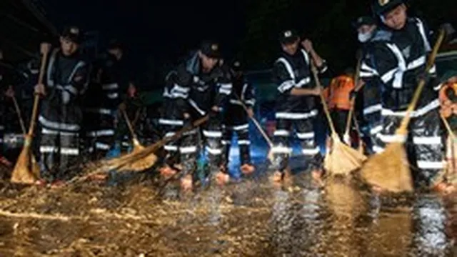 Xuyên đêm dọn chợ sau lũ, giúp tiểu thương Lạng Sơn sớm trở lại buôn bán