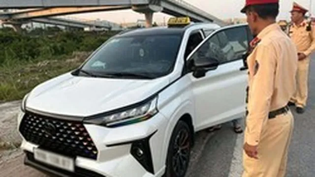 Xe biển trắng thu 100.000 đồng của khách, tài xế bị phạt 13 triệu đồng