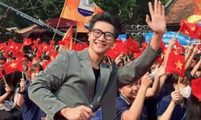 Nam MC SN 1991 từng dẫn Đường Lên Đỉnh Olympia là bí thư đoàn trường, từ Gia Lai ra Hà Nội học lớp 12, tốt nghiệp trường Báo