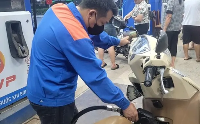 Diễn biến mới trên thị trường xăng dầu, xuất hiện bán cầm chừng dầu diesel