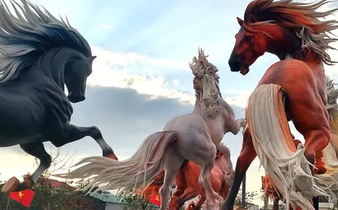 Ngắm loạt linh vật ngựa ở Quảng Trị do nghệ nhân Đinh Văn Tâm chế tác