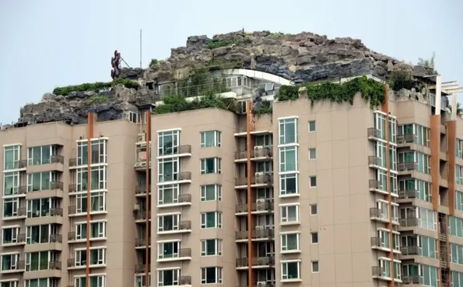 Đại gia ngành Y chi tiền khủng, âm thầm xây biệt thự đá trên nóc chung cư 26 tầng suốt nhiều năm: Cơ quan chức năng vào cuộc, buộc phá dỡ sau 15 ngày