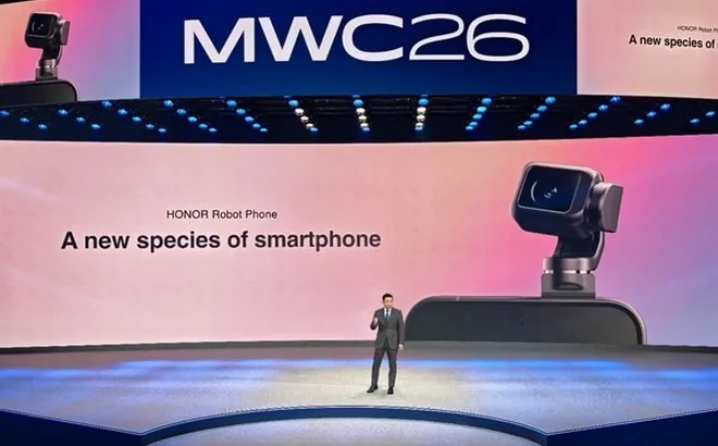 Giám đốc điều hành HONOR phát biểu tại sân khấu trung tâm MWC 2026, trong khi Robot Phone được ca ngợi với những đổi mới và tích hợp trí thông minh