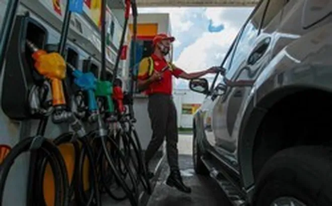 Giá xăng tại nước láng giềng Việt Nam lên sát 50.000 đồng/lít, hơn 400 cây xăng buộc phải đóng cửa
