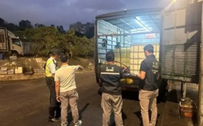 Kiểm tra bất ngờ, phát hiện xe tải chở 8.000 lít xăng dầu trái phép, công an lập tức vào cuộc