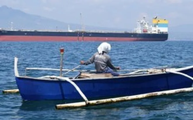 Chỉ còn xăng đủ dùng trong 45 ngày, quốc gia láng giềng Việt Nam lập tức tìm đến 'cứu tinh' Nga, nhập khẩu gần 2,5 triệu thùng dầu