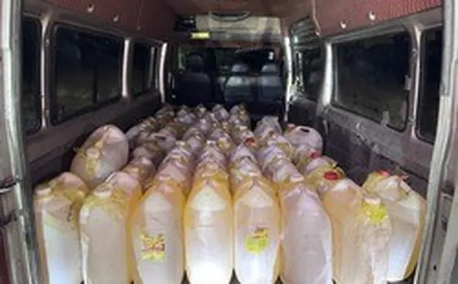 Phát hiện 50 can nhựa chứa đẩy chất lỏng trên xe VAN sát cửa khẩu giữa đêm, lời khai tài xế hé lộ điều khó ngờ