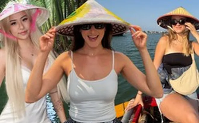 Khách Tây xếp hàng trải nghiệm "miền Tây giữa lòng phố cổ": Bộ môn thuyền thúng hot nhất hè này