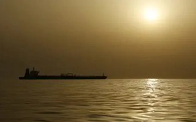 Eo biển Hormuz gần như tê liệt sau lệnh phong tỏa của Mỹ, một tàu chở dầu vẫn 'ung dung' đưa 450.000 thùng dầu rời vịnh Ba Tư