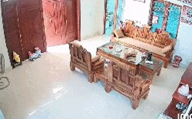 2h chiều khách đang ngủ trưa, shipper bị camera an ninh ghi lại chuỗi hoạt động âm thầm