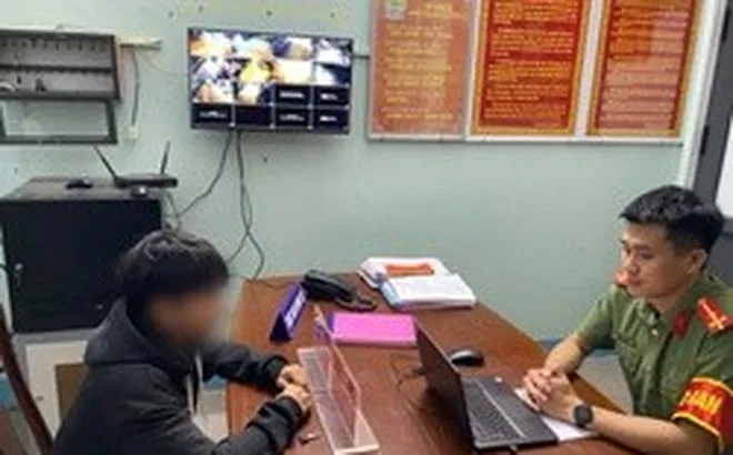 Thấy cháu trai liên tục chuyển 2.500.000 đồng cho người tên "Quân", bà nội lập tức đưa nam sinh SN 2009 đến công an