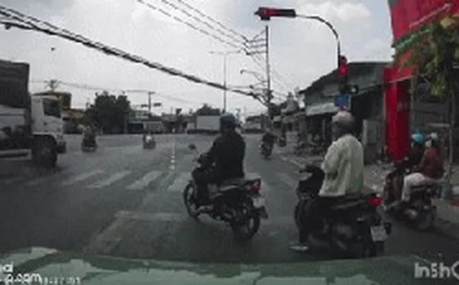 Xe tải lao qua ngã tư, tông chết người rồi húc thẳng nhà dân: Nhân chứng hé lộ thông tin quan trọng