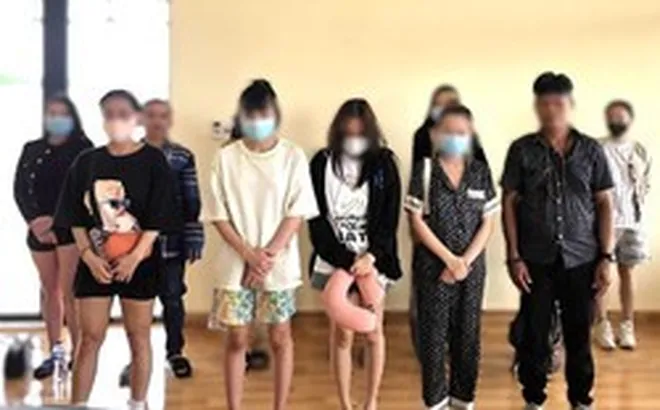 Tiếp nhận 18 công dân Việt Nam từ Campuchia trao trả, bàng hoàng lời kể từ "địa ngục" lừa đảo trực tuyến