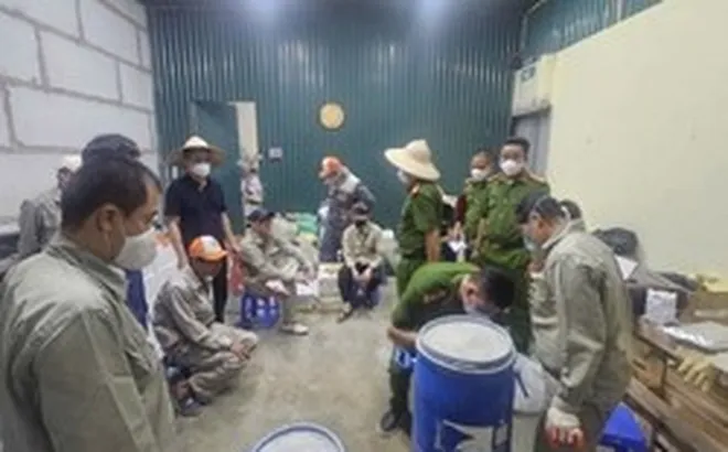 Thi hành Lệnh khám xét khẩn cấp nơi làm việc của chủ xưởng Nguyễn Thanh Bình SN 1967