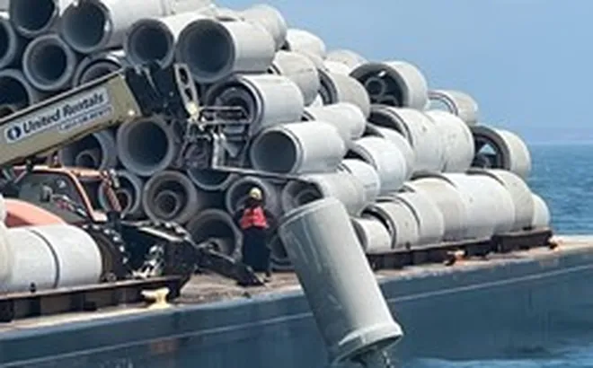 Phát hiện 68 sà lan đã đổ 80.000 tấn bê tông từ một cây cầu bị phá hủy xuống đáy biển, tạo nên cả một hệ sinh thái đặc biệt dưới đại dương