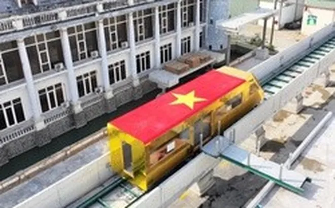 Việt Nam vừa có đoàn tàu dát vàng được chạy thử dưới lòng đất, thiết kế chở được 80 khách