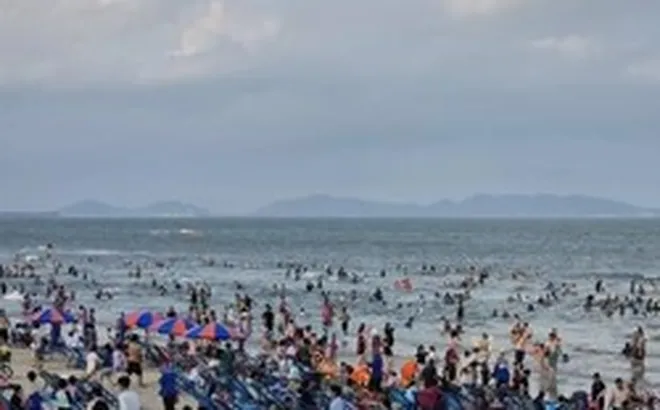 Biển Vũng Tàu 'ken đặc' du khách