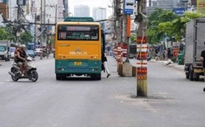 Cận cảnh loạt cột điện án ngữ giữa dự án nghìn tỷ ở cửa ngõ TP.HCM