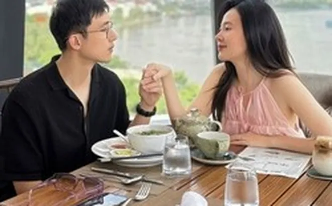 Midu mặc váy rộng thùng thình bên chồng thiếu gia, thay đổi 1 thứ giống mẹ bỉm