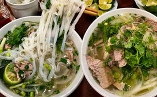 Ăn phở suốt cả tuần không biết chán, cô gái Trung Quốc vẫn "tấm tắc khó hiểu", đến khúc vắt chanh thì netizen đồng loạt vào "nhắc nhẹ"