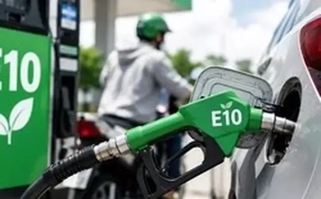 Giá xăng E10 tăng gần 1.300 đồng/lít